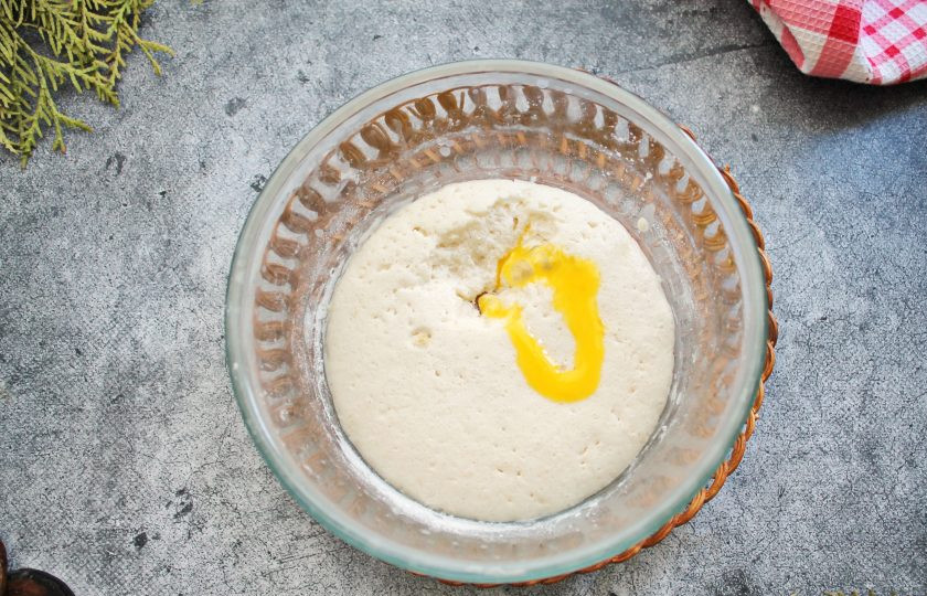 1. Этап. Пирожки жареные во фритюре с мясом: Влейте в дрожжевую опару растительное масло, перемешанное яйцо, посолите и перемешайте.