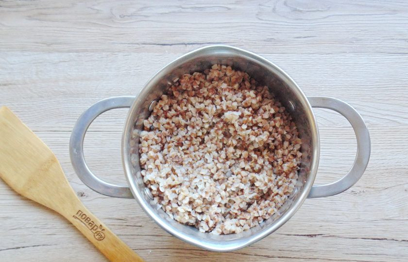 1. Этап. Салат с гречкой и овощами: Варите гречку до готовности, пока вода не выкипит.