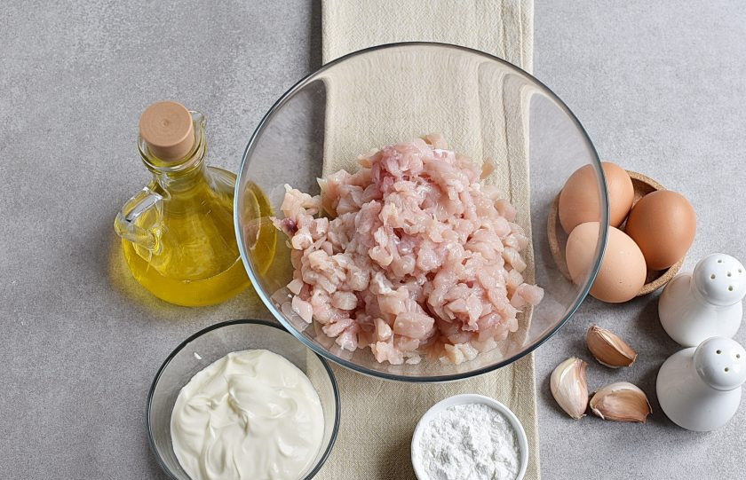 1. Этап. Оладьи из курицы: Нарежьте куриное филе мелкими кубиками. Выложите в глубокую миску.