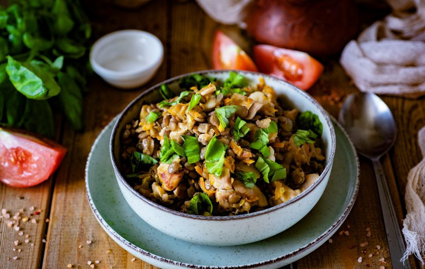 1. Этап. Зеленая чечевица с курицей: Горячую зеленую чечевицу с курицей разложите по порционным тарелкам, в каждую добавьте мелко порубленный базилик и подавайте к столу. Приятного аппетита!