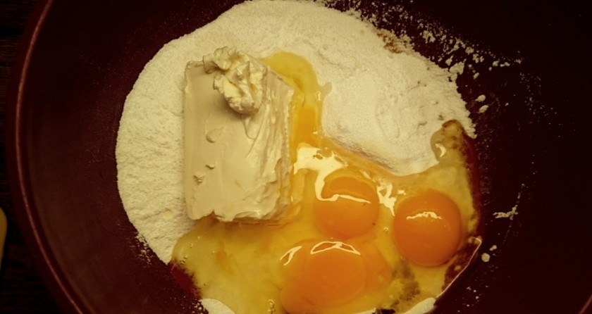 1. Этап. Новогодние капкейки Зимняя сказка: Вбейте яйца (либо 2 крупных, либо 3 маленьких).