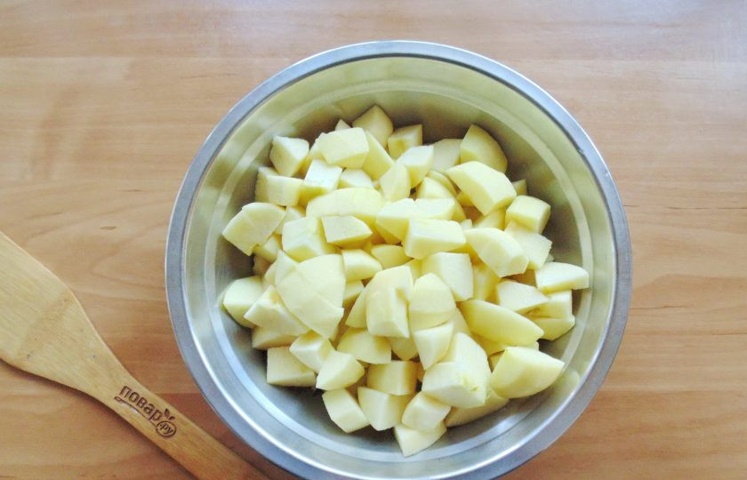 1. Этап. Повидло из Антоновки на зиму: Удалите семена, и нарежьте яблоки небольшими кусочками на своё усмотрение. Чистый вес яблок составил 700 грамм.