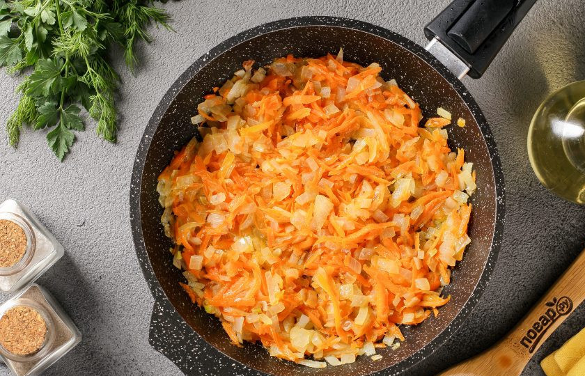 1. Этап. Тефтели из судака: Оставшийся лук нарежьте кубиками. Морковь натрите на тёрке. Обжарьте овощи в сковороде до мягкости.