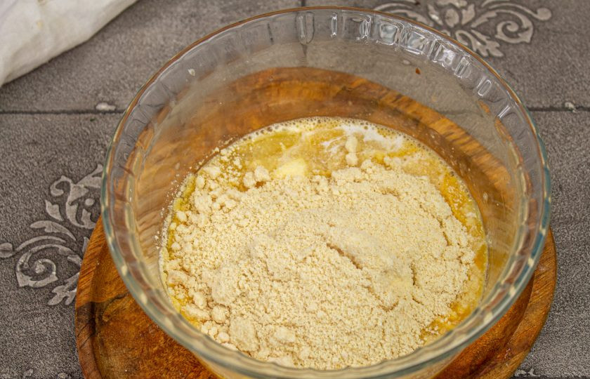 1. Этап. Кето-хлеб: Всыпьте миндальную муку, перемешайте тесто.