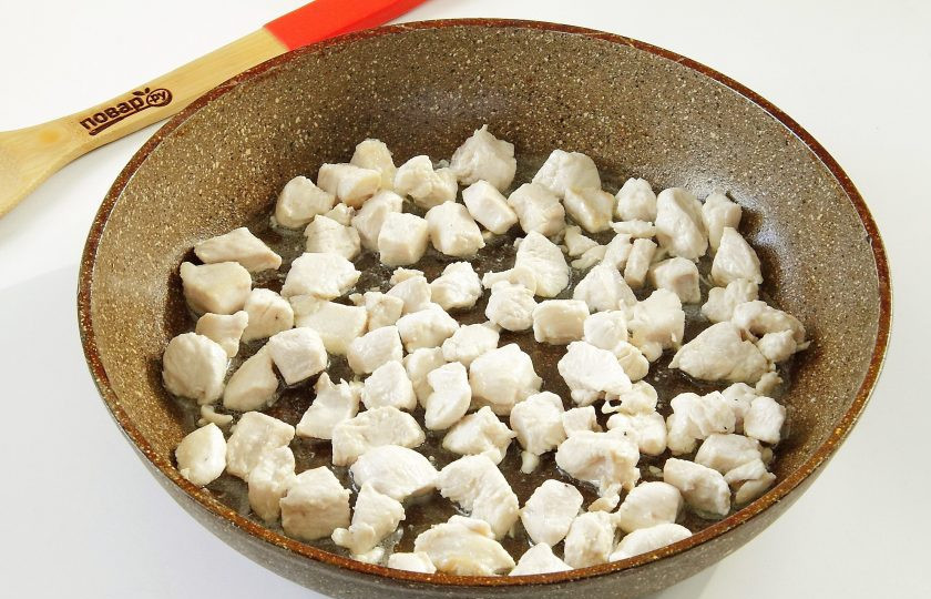 1. Этап. Пирог со сладким перцем и курицей: Куриное филе нарежьте небольшими кусочками и обжарьте на сковороде не более 5 минут. Достаточно лишь, чтобы мясо побелело.