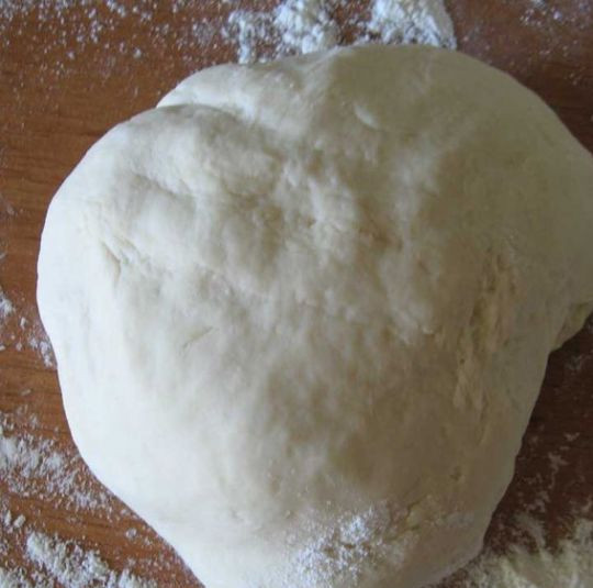 1. Этап. Постное бездрожжевое тесто: 2. Месим, пока тесто не перестанет прилипать к рукам. Затем помещаем тесто в пакет и отправляем его в морозилку.