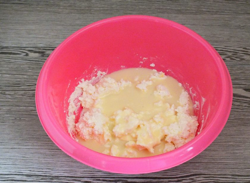 1. Этап. Печенье из творога со сгущенкой: Добавьте сгущенное молоко, перемешайте.