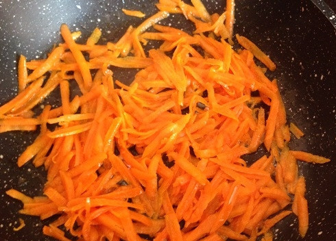 1. Этап. Салат из печени и моркови: Очистим морковь и натрем на крупной терке. И обжарим до мягкости с небольшим количеством масла. Посолим и поперчим по вкусу.