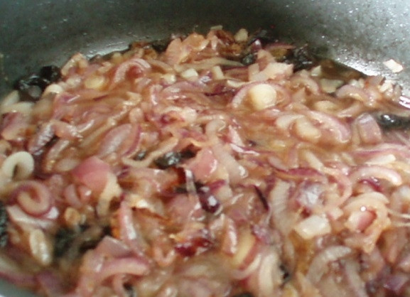 1. Этап. Луковый джем: Затем добавьте в сковороду остальные ингредиенты: сок, корицу, мёд, нарезанный чернослив и изюм. Томите всё на медленном огне под крышкой в течение часа.