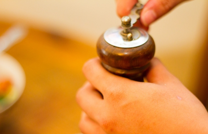 1. Этап. Салат Рыжая красавица: Посолите, поперчите и добавьте рубленного кариандра.