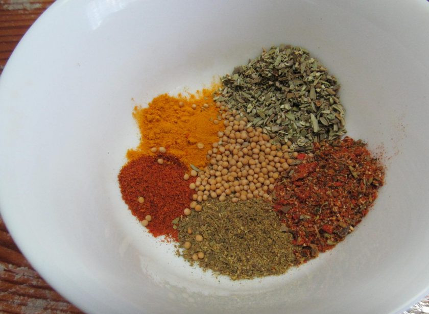 1. Этап. Праздничный мясной рулет: Соедините в миске все оставшиеся специи и перемешайте.