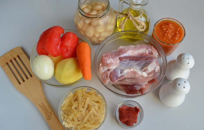 1. Этап. Наваристый суп с фрикадельками и овощами: Подготовьте продукты для супа. Очистите овощи, промойте. Мясной бульон доведите до кипения.