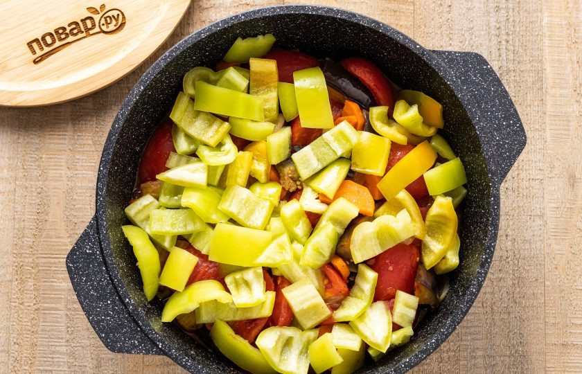 1. Этап. Баклажаны 5 овощей на зиму: Болгарский перец помойте, удалите семена и хвостик. Нарежьте крупными ломтиками, добавьте ко всем остальным овощам и тушите под крышкой около 10 минут. При необходимости можно добавить немного воды, если овощи не выделяют достаточно сока.