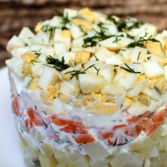 Слоеный салат с солеными огурцами