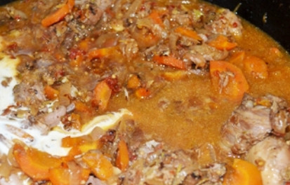 1. Этап. Кролик, тушенный в вине с овощами: Кролик у нас тушится, периодически поглядывайте в кастрюлю и перемешивайте содержимое. Часа через полтора добавляем сливки.