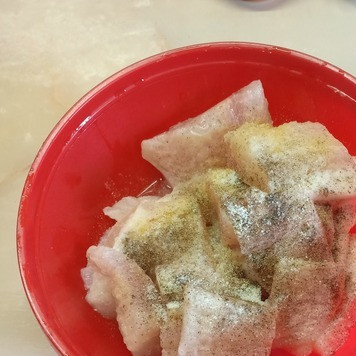 1. Этап. Кулебяка с рисом, луком, яйцами, рыбой: Филе рыбы нарезать средними кусками, выложить в глубокую миску, посолить, поперчить, добавить немного гранулированного чеснока и все хорошо перемешать.