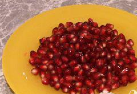 1. Этап. Салат Калейдоскоп: Отделить гранатовые зерна.