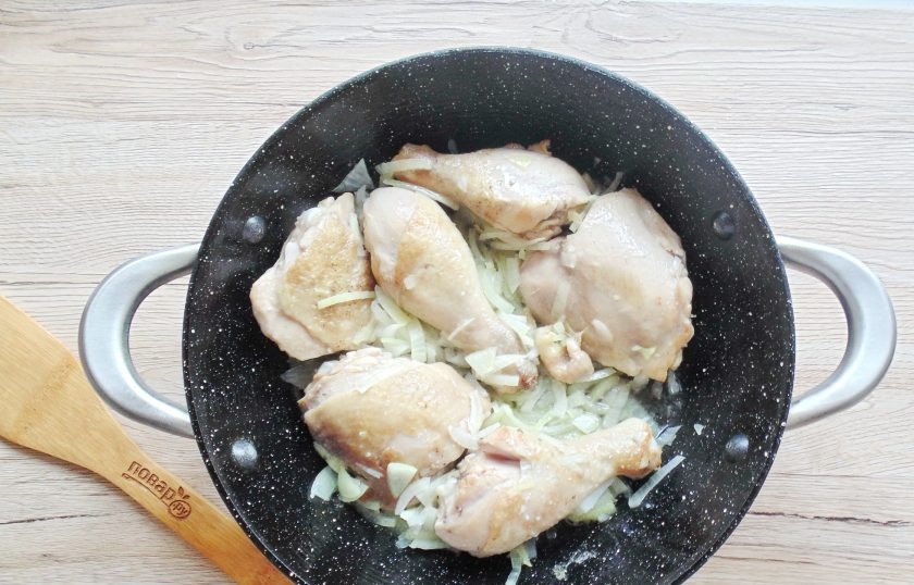 1. Этап. Гедлибже из курицы: Поджарьте курицу с луком 5-6 минут. Посолите и поперчите по вкусу.