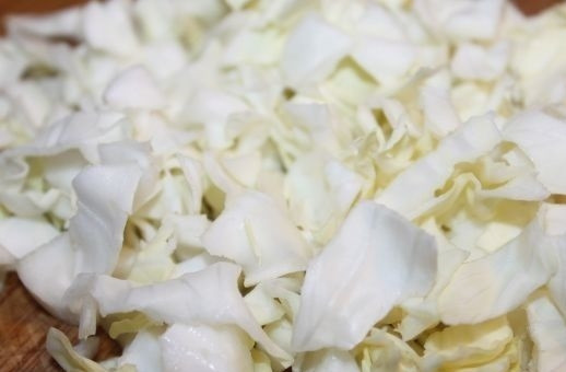 1. Этап. Овощное рагу с капустой в мультиварке: 1. Нашинкуйте капусту и выложите её в чашу мультиварки.