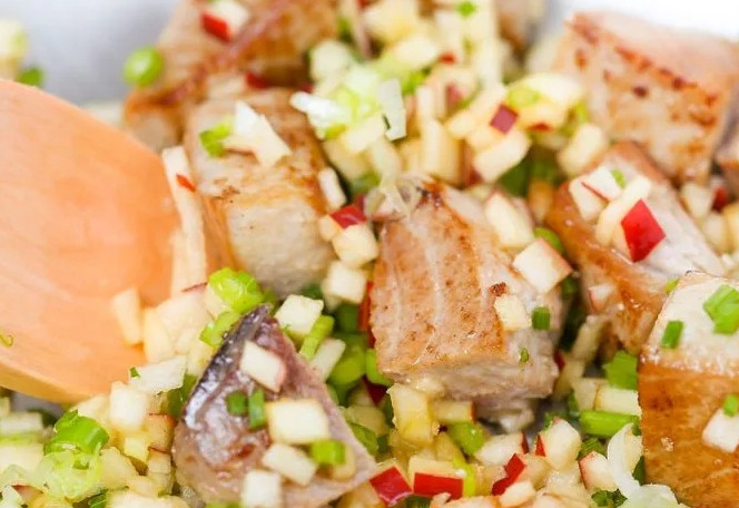 1. Этап. Рыбный салат: 4. Мою сельдерей, зеленый лук, базилик и нарезаю мелко. Яблоко мою и разрезаю на 2 части, вычищаю семена и нарезаю мелко. Добавляю все к тунцу и перемешиваю.