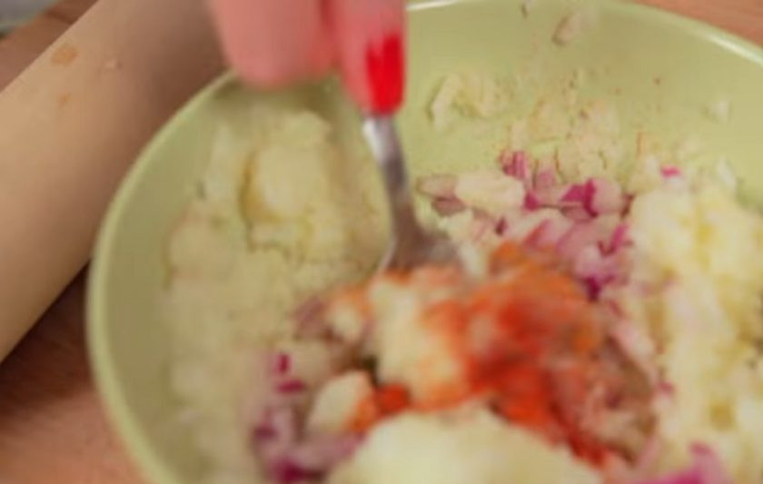 1. Этап. Индийские лепешки с начинкой: 3. Приготовьте начинку. Для этого отваренный картофель разомните вилкой или толкушкой, затем добавьте мелко нарезанный лук, соль, перец и паприку. Хорошо перемешайте.