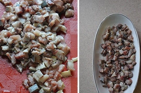 1. Этап. Простой рецепт Селедки под шубой: 3. Сельдь очистите от косточек, а филе нарежьте мелкими кубиками. Выложите ровным слоем на тарелку для подачи. Чуть присыпьте солью.