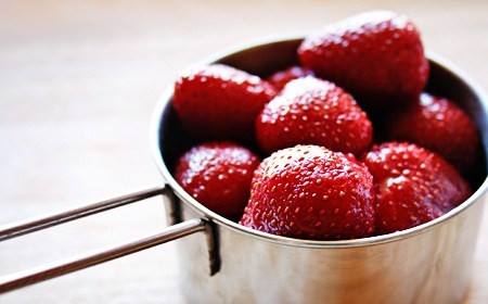 1. Этап. Тортик с клубникой: 1. Первым делом нужно приготовить крем. Ягоды вымойте и обсушите, удалите у них хвостики.