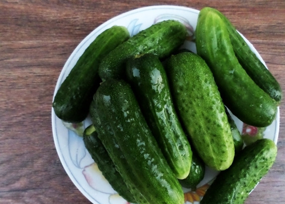 1. Этап. Огурчики с кетчупом на зиму: Затем огурцы еще раз промойте хорошенько.