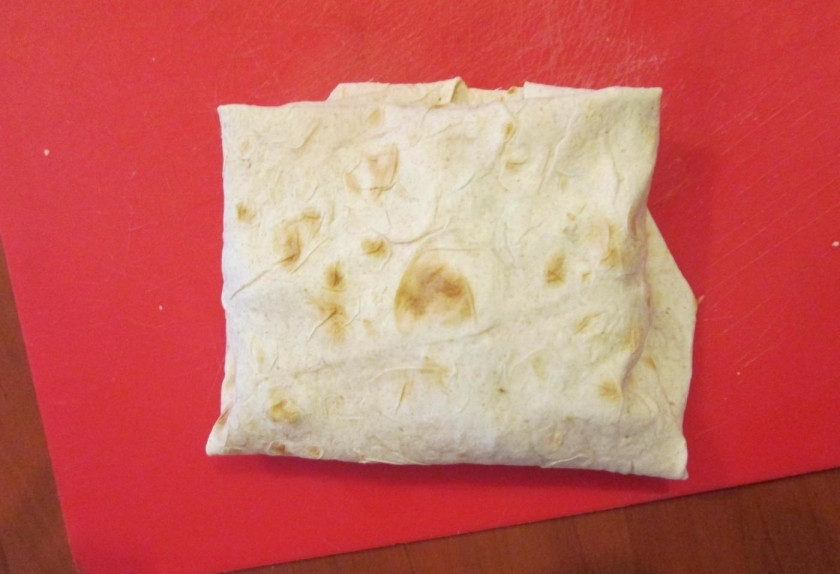 1. Этап. Лаваш в дорогу: 7. Остатки лаваша отрезаю ножом или ножницами.