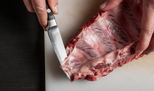 1. Этап. Ребра свиные на гриле: 2. Острым ножом подцепите пленку.