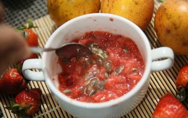 1. Этап. Кули из клубники и маракуйи: 2. Всыпьте сахарную пудру, перемешайте.