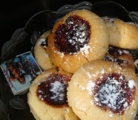 1. Этап. Кругляшки: 5. Внутрь каждого печенья аккуратно выкладываем полученную начинку, отправляем печенье в разогретый до 160-170 градусов духовой шкаф на 15-20 минут. Готовое печенье посыпаем сахарной пудрой.