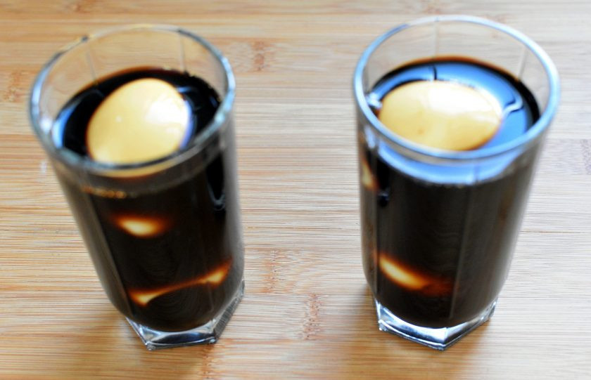 1. Этап. Черные яйца, фаршированные тунцом и икрой трески: Аккуратно очистите яйца и поместите в стаканы. Залейте моденским уксусом, чтобы он полностью покрыл яйца. Я добавила в уксус немного соли и сахара. Сверху необходимо положить грузик, чтобы яйца не всплывали. Я клала небольшие помидоры. Уберите яйца в холодильник мариноваться примерно на сутки. Во время маринования необходимо переворачивать яйца для равномерной окраски.