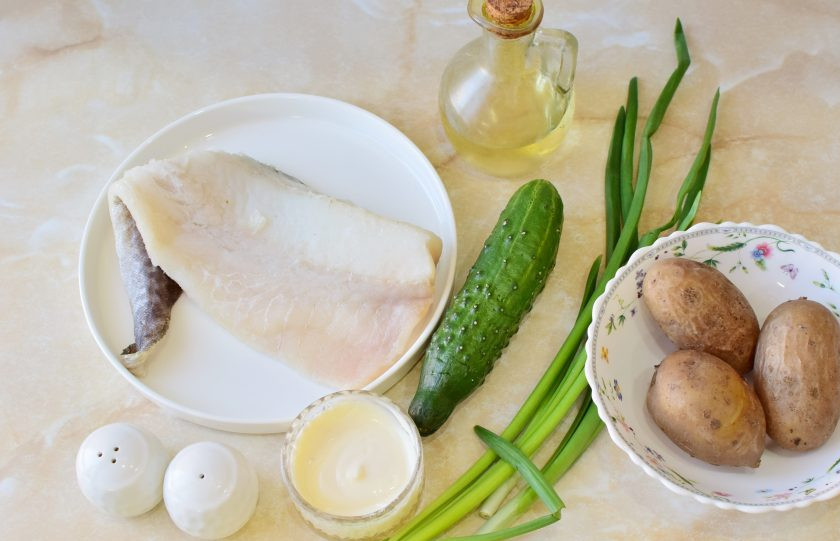 1. Этап. Салат с треской и огурцом: Для приготовления салата подготовьте необходимые ингредиенты. Картофель в мундире заранее отварите и остудите.