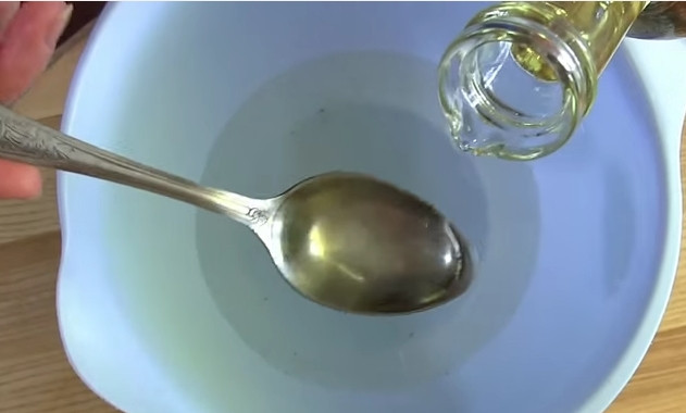 1. Этап. Пирожки Бомбочки без дрожжей: 1. К кипятку добавьте соль, сахар и растительное масло, перемешайте до растворения.