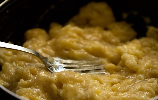 1. Этап. Маффины без яиц: 3. Вилкой или толкушкой для картошки разомните все в пюре.