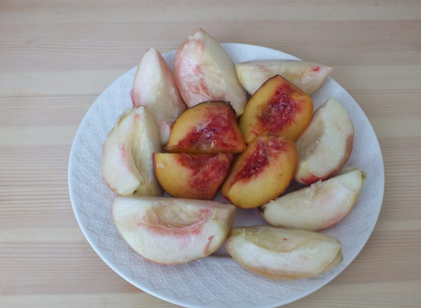 1. Этап. Зефир из персиков: Персики разрежьте на дольки и распарьте удобным способом. Это может быть микроволновка (на 3-4 минуты) или духовка, при 180 градусах в течение 7-10 минут.