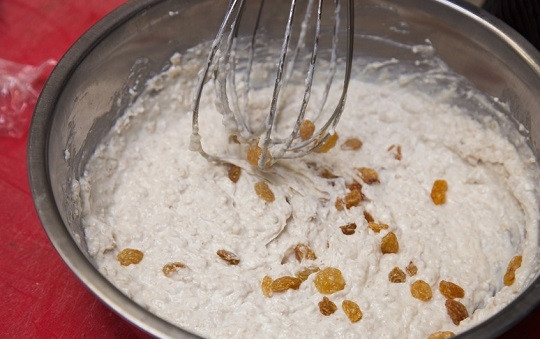 1. Этап. Овсяно-творожное печенье: 8. В конце добавьте орешки, изюм или любые другие добавки, которые вам по вкусу. Оставьте тесто минут на 7-10.