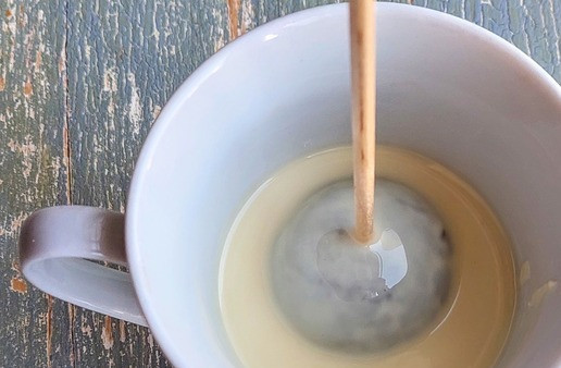 1. Этап. Кейк-попсы с вареной сгущенкой: Достаём пирожные, окунаем в глазурь, вынимаем и сразу посыпаем кондитерской посыпкой, пока глазурь не застыла.