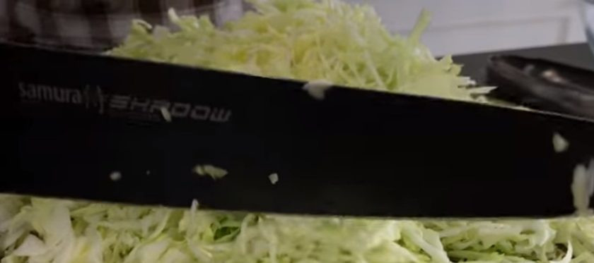 1. Этап. Овощной витаминный салат: 1. Капусту натрите на крупной терке или нарубите шинковкой и слегка измельчите ножом. Яблоки очистите от кожуры и сердцевины. Натрите их на крупной терке. Объем тертых яблок должен совпадать с объемом нашинкованной капусты.