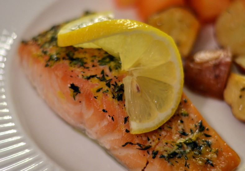 1. Этап. Кета, запеченная в духовке: Достаем из духовки и подаем к столу. Кета, запеченная в духовке, готова. Приятного аппетита.