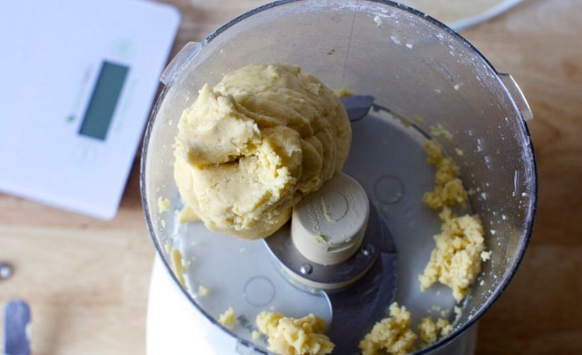 1. Этап. Ленивый киш со шпинатом: Для теста в чашу блендера отправьте желток, масло и муку. Рубленое тесто должно приобрести однородную консистенцию. После этого постепенно добавляйте холодную воду. Тесто должно получиться мягким и эластичным.