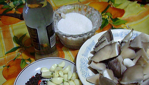 1. Этап. Маринованные вешенки на зиму: 1. Подготовим ингредиенты. Вешенки моем и чистим. Мелко нарезаем.