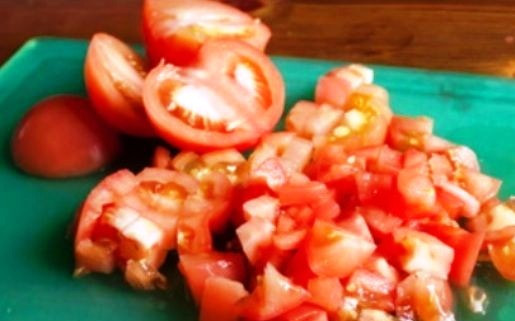 1. Этап. Чахохбили из курицы классический рецепт: Помидоры ошпарьте кипятком, снимите с них шкурку, а потом нарежьте их кубиками. Добавьте к курице, тушите вместе 15 минут.