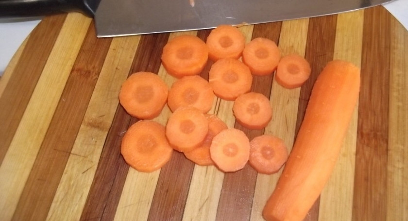 1. Этап. Овощи с грибами в горшочках: 5. То же самое проделываем с морковью.