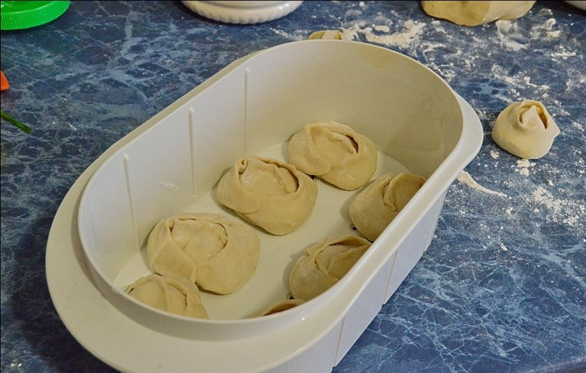 1. Этап. Манты с творогом: 8. Дно пароварки или мантоварки смазать маслом и выложить туда слепленные манты. Примерно через 25 минут манты с творогом в домашних условиях будут готовы и можно будет подавать к столу.