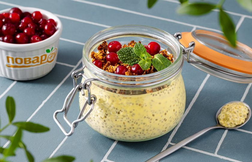 1. Этап. Чиа пудинг с фруктовым пюре: Перед подачей в пудинг можно добавить гранолу и ягоды. Чиа пудинг с фруктовым пюре готов, приятного вам аппетита!