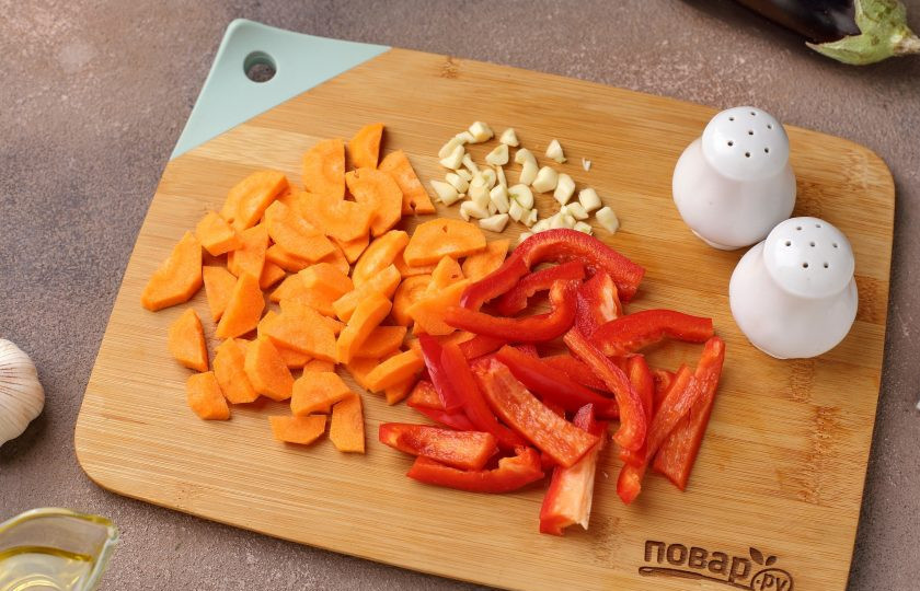 1. Этап. Мясо с баклажанами и картошкой в духовке: Морковь, перец, лук и чеснок так же измельчите ножом, но не слишком мелко.
