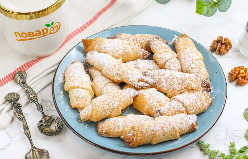 1. Этап. Рогалики песочные с орехами: Присыпьте рогалики с ореховой начинкой сахарной пудрой и подайте к столу с напитками. Приятного вам аппетита!