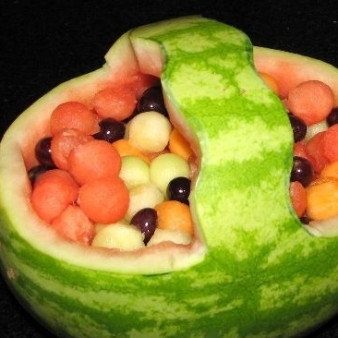 Фруктовая корзинка из арбуза